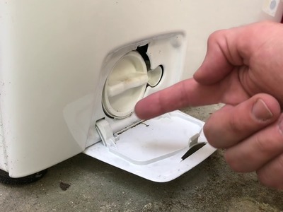 Hoover Flusensieb säubern Fusselsieb ausbauen Hoover VisionTECH VT 614 D23 Waschmaschine Anleitung