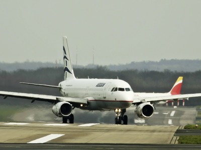 Flugzeug Landung und Flugzeug Start am Flughafen Düsseldorf