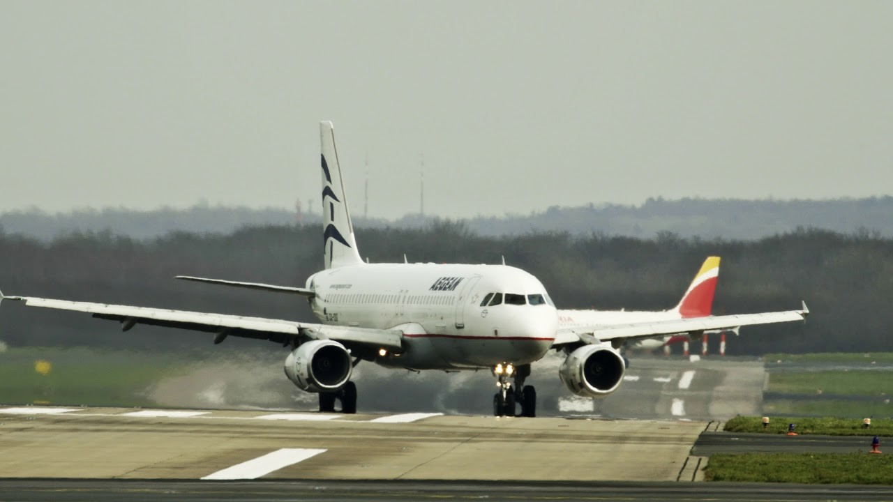 Flugzeug Landung und Flugzeug Start am Flughafen Düsseldorf