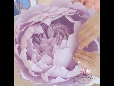 Große Blumen aus Krepppapier Wie Blätter formen DIY