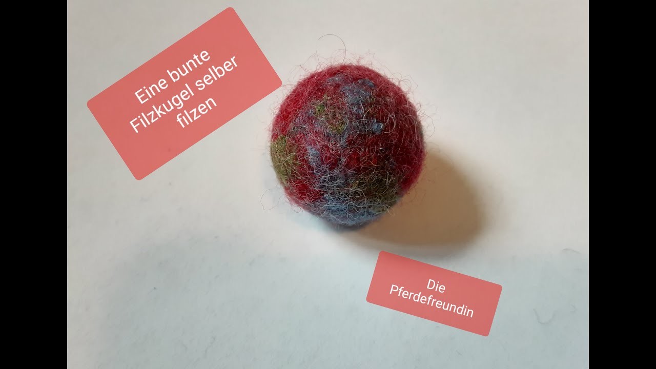 Eine bunte Filzkugel filzen.