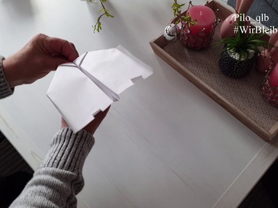 Papierflieger Zuhause basteln