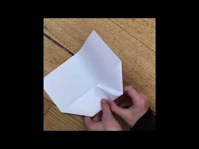 Wie bastelt man einen Papierflieger ? - PAPIERFLIEGER BASTELN