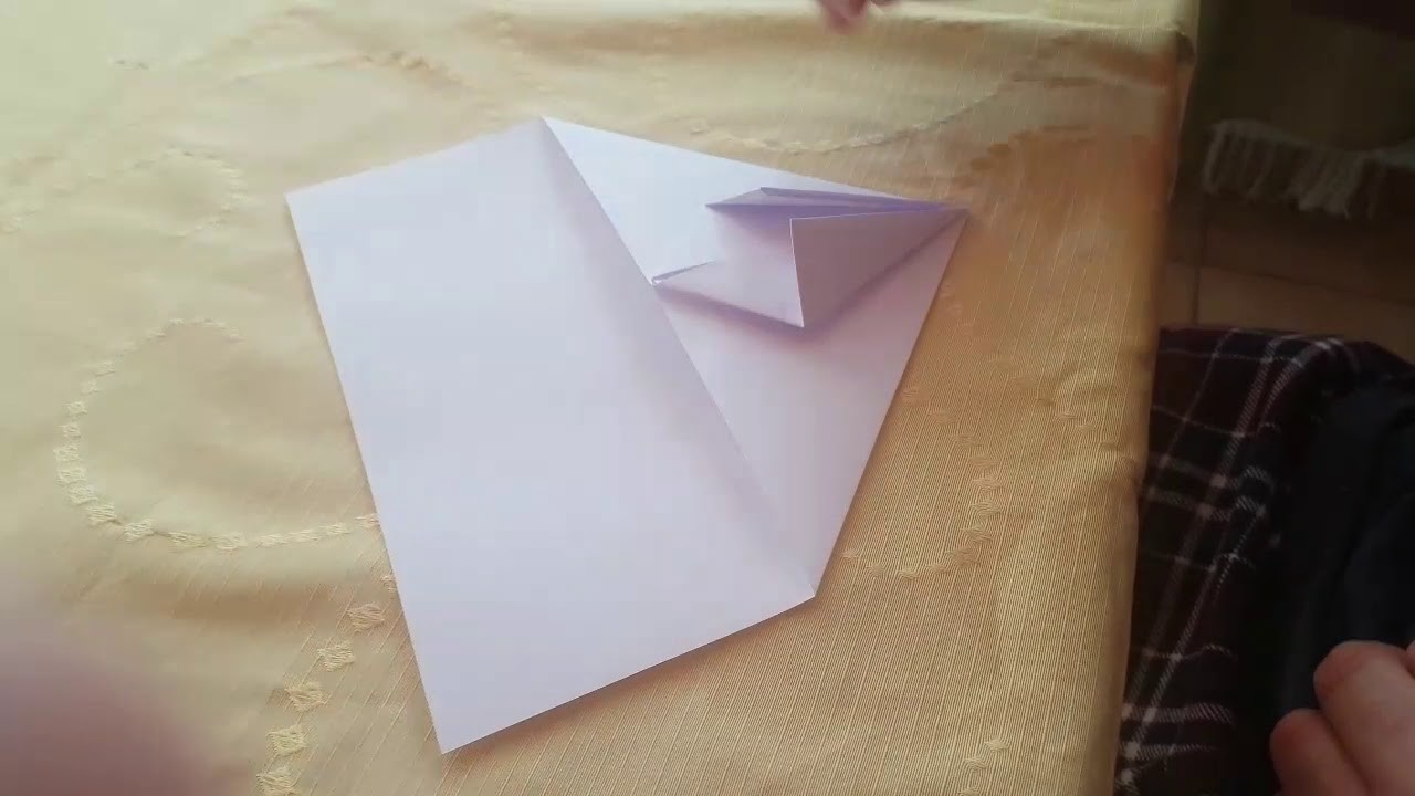 How to make paper airplanes.   wie man Papierflugzeuge macht. avioane de hartie.