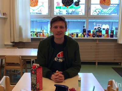 Wir basteln einen Futternapf für Vögel. Gemeinsam basteln