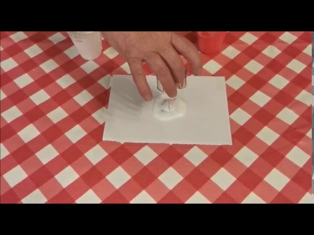 Wir bleiben zu Hause Kindergarten Video 5 Farben Experiment: Schüttbild mit einer Plätzchenform