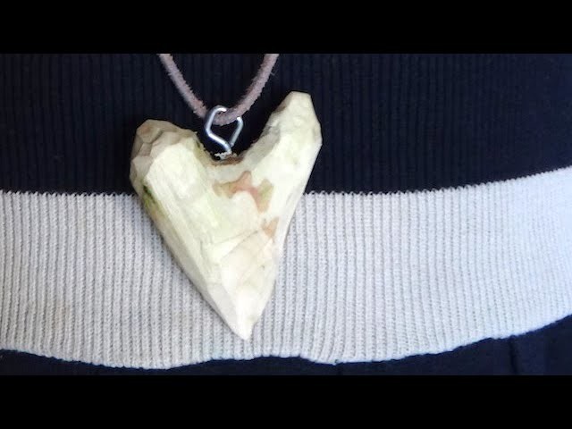 Kinder schnitzen eine Halskette