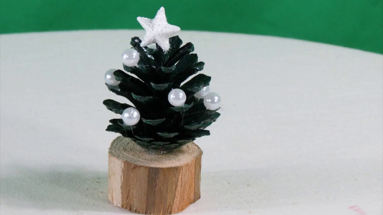 Deko für Weihnachten.Weihnachtsbaum aus Tannenzapfen.