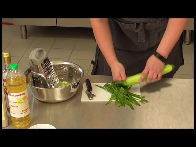 Diana macht einen Gurkensalat