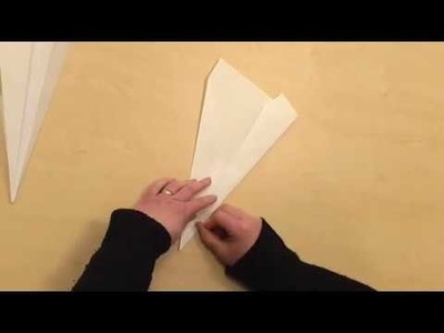 Die Seeräuber falten einen Papierflieger.