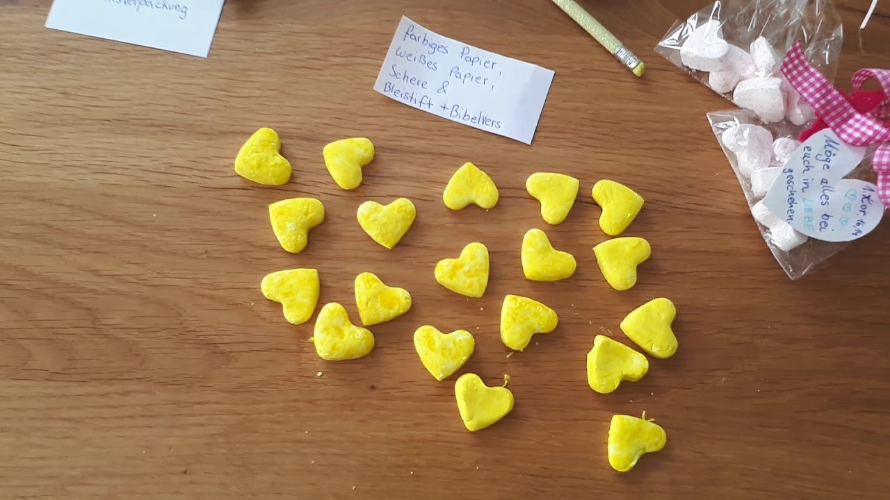 Emily bastelt für Muttertag