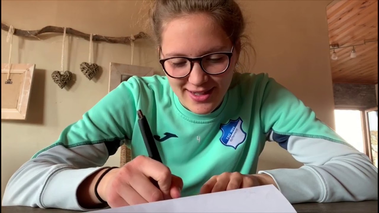 Geburtstagsgrüße per Papierflieger für Dietmar Hopp!