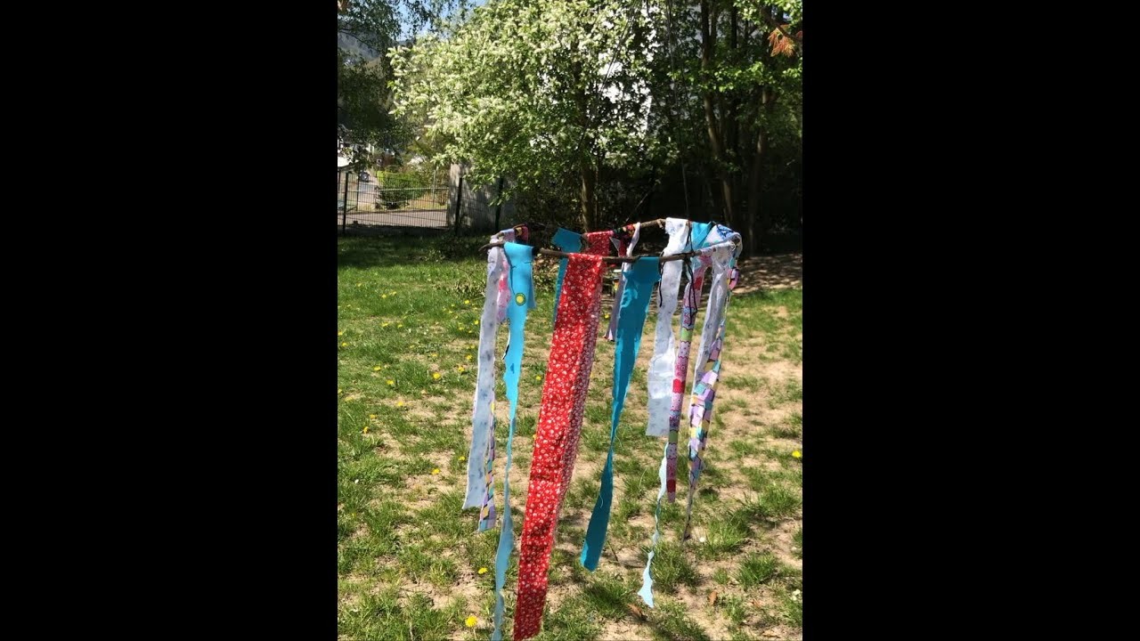 Tipps für die kitafreie Zeit: Windspiel für Garten oder Balkon aus Stoffresten