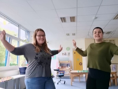 Wir singen: Die kleine Raupe Nimmersatt ????????