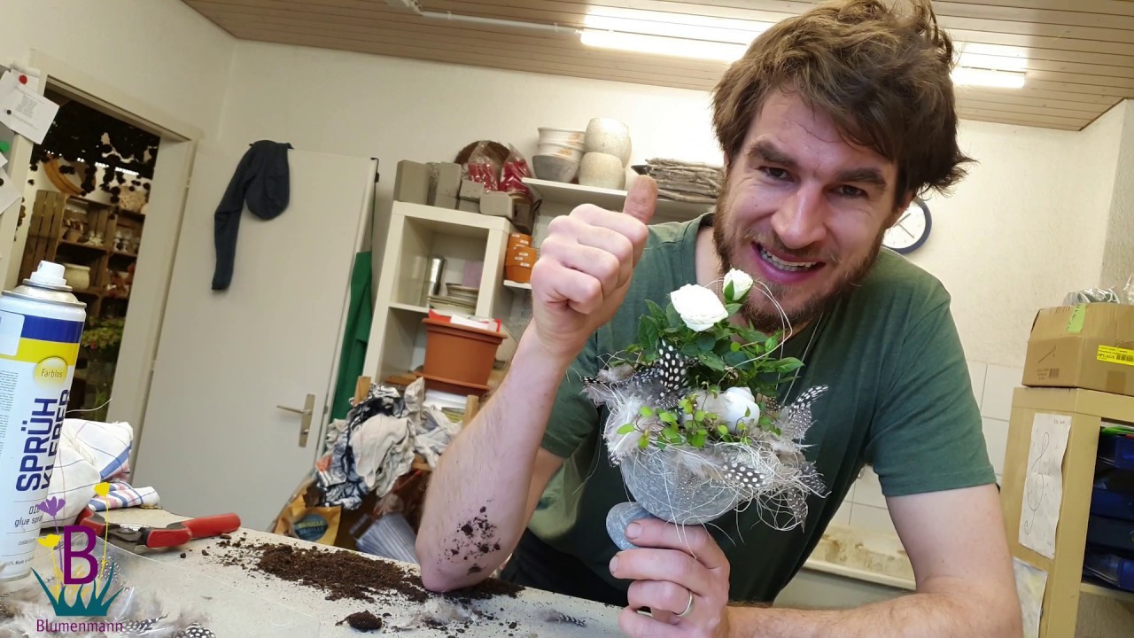 Pflanzenarrangement mit Mini Rose selber machen - Tischdeko Idee für den Sommer für draussen