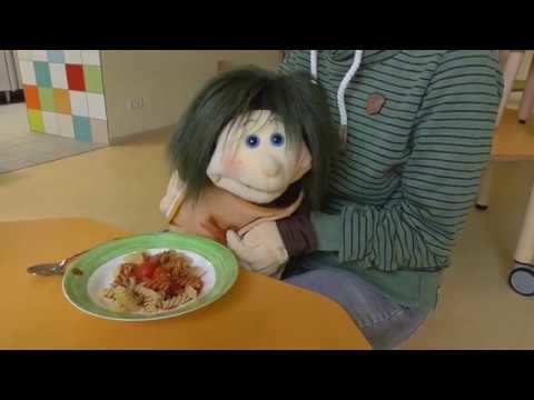 Diana macht eine Nudelsoße