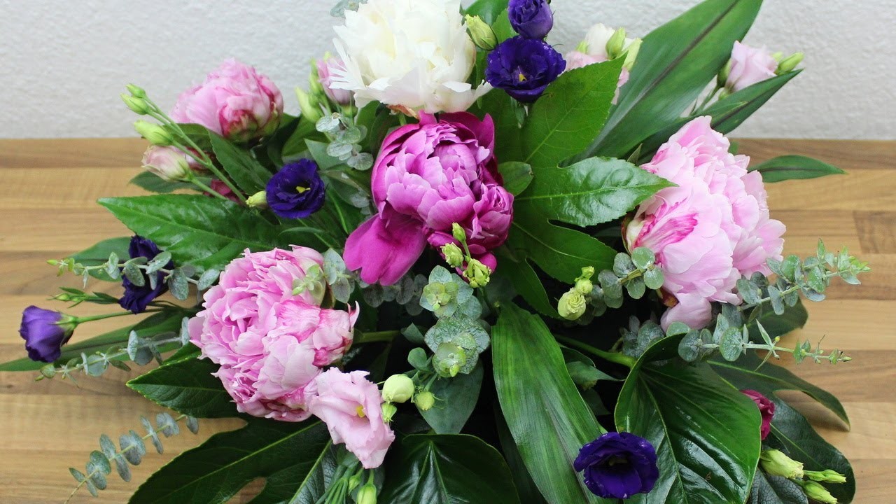 Repräsentatives Blumengesteck mit Steckschaum, Pfingstrosen, Eustoma, Eukalyptus Selbermachen