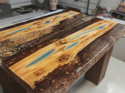 Coffee table with epoxy resin jewelry and wood . Couchtisch aus Epoxidharz Schmuck und Holz