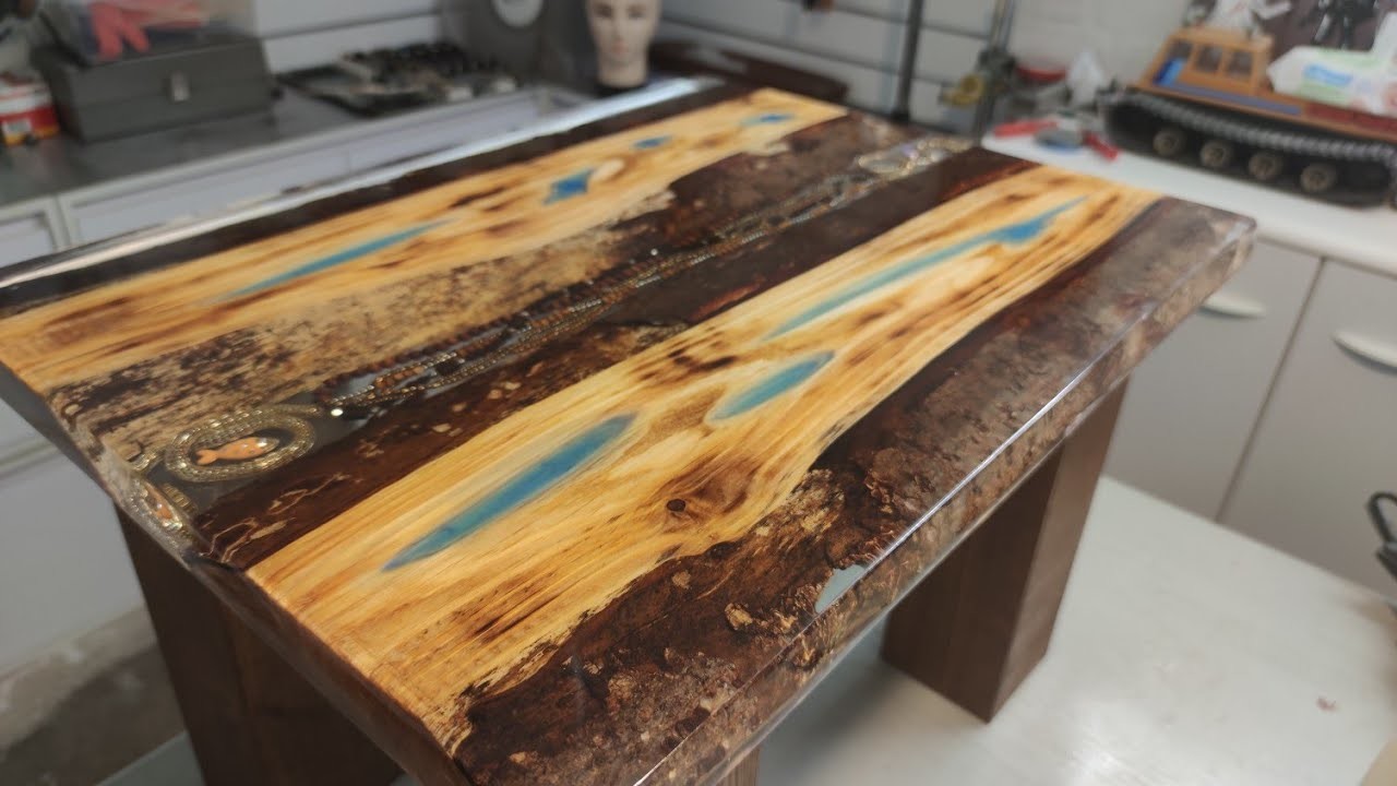 Coffee table with epoxy resin jewelry and wood . Couchtisch aus Epoxidharz Schmuck und Holz