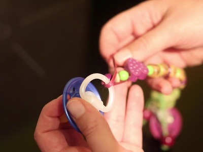 Wie wird ein Schnuller an einer Schnullerkette (mit Namen) befestigt? Einfache Anleitung in 30 Sek.