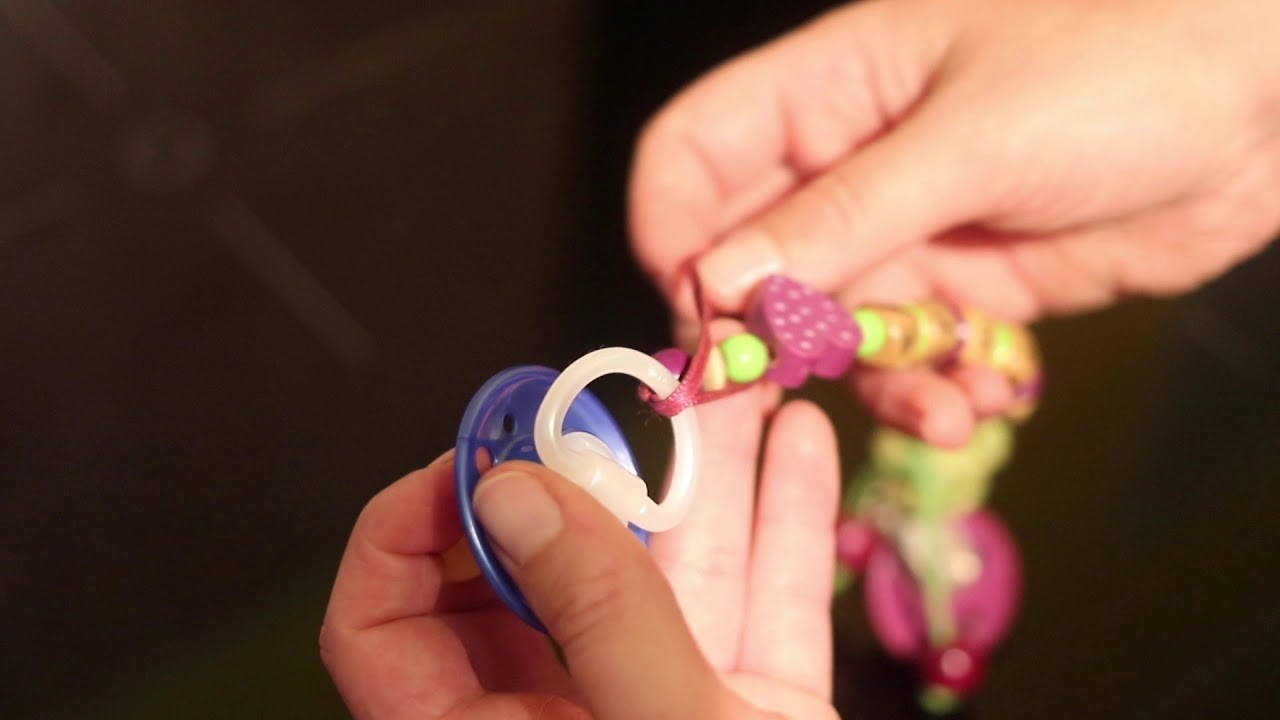 Wie wird ein Schnuller an einer Schnullerkette (mit Namen) befestigt? Einfache Anleitung in 30 Sek.