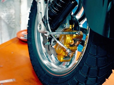 Vespa GTS 300 hpe "British Classic" Teil 7 - Porco Nero Bremsen Einbau und Entlüften