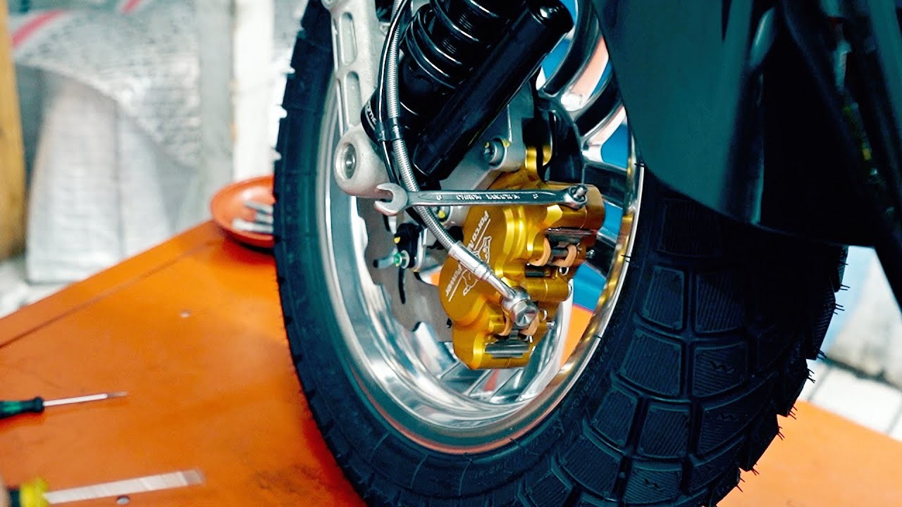 Vespa GTS 300 hpe "British Classic" Teil 7 - Porco Nero Bremsen Einbau und Entlüften