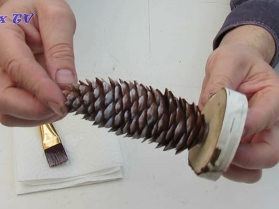 Deko Idee für Weihnachten aus Naturmaterialien . Basteln mit Tannenzapfen.Kleine Weihnachtsbaum .