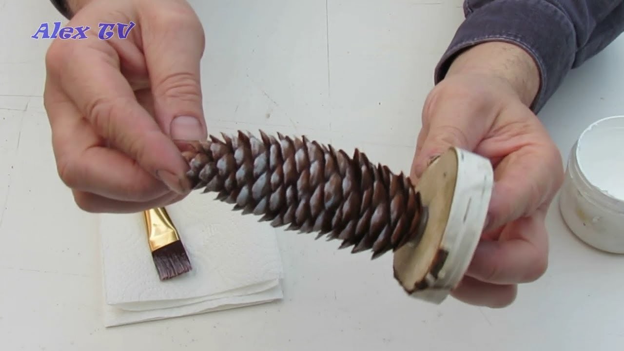 Deko Idee für Weihnachten aus Naturmaterialien . Basteln mit Tannenzapfen.Kleine Weihnachtsbaum .