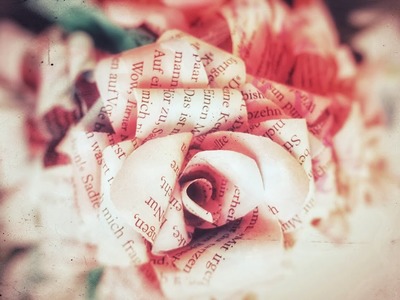 DIY Papier Blumen || Rosen Blüten aus Papier basteln || Bücher upcycling ||