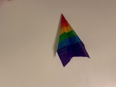 Papierflieger mit Fallschirm