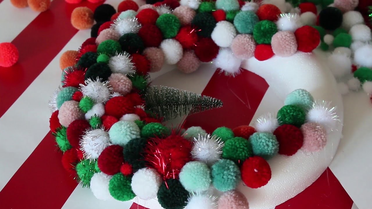 Basteln mit Heißklebstoff: Weihnachtskranz