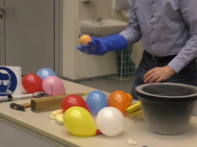 Tag 24: Experimente mit flüssigem Stickstoff bei -196° | Universität Bremen