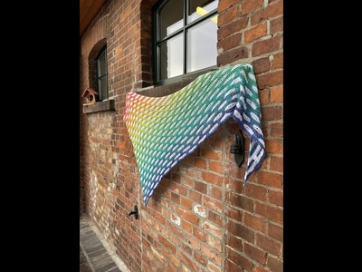 HäkelSet LoLa Turning Relief asymmetrisches Tuch aus Bobbel Farbenfreude häkeln