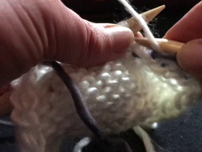 Glatt rechts stricken, Kontrastfarbe einweben