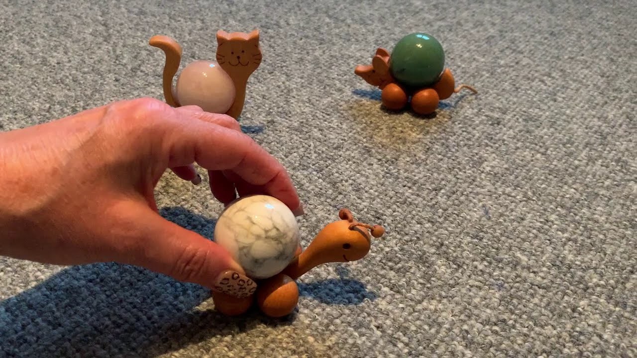 Holz-Rolltier mit Edelstein-Kugel von edelsteinreich.ch