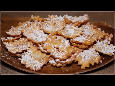 Köstliches Schmalzgebäck. Chiacchiere - italienisches Karnevalsgebäck. Italian Fried Pastries