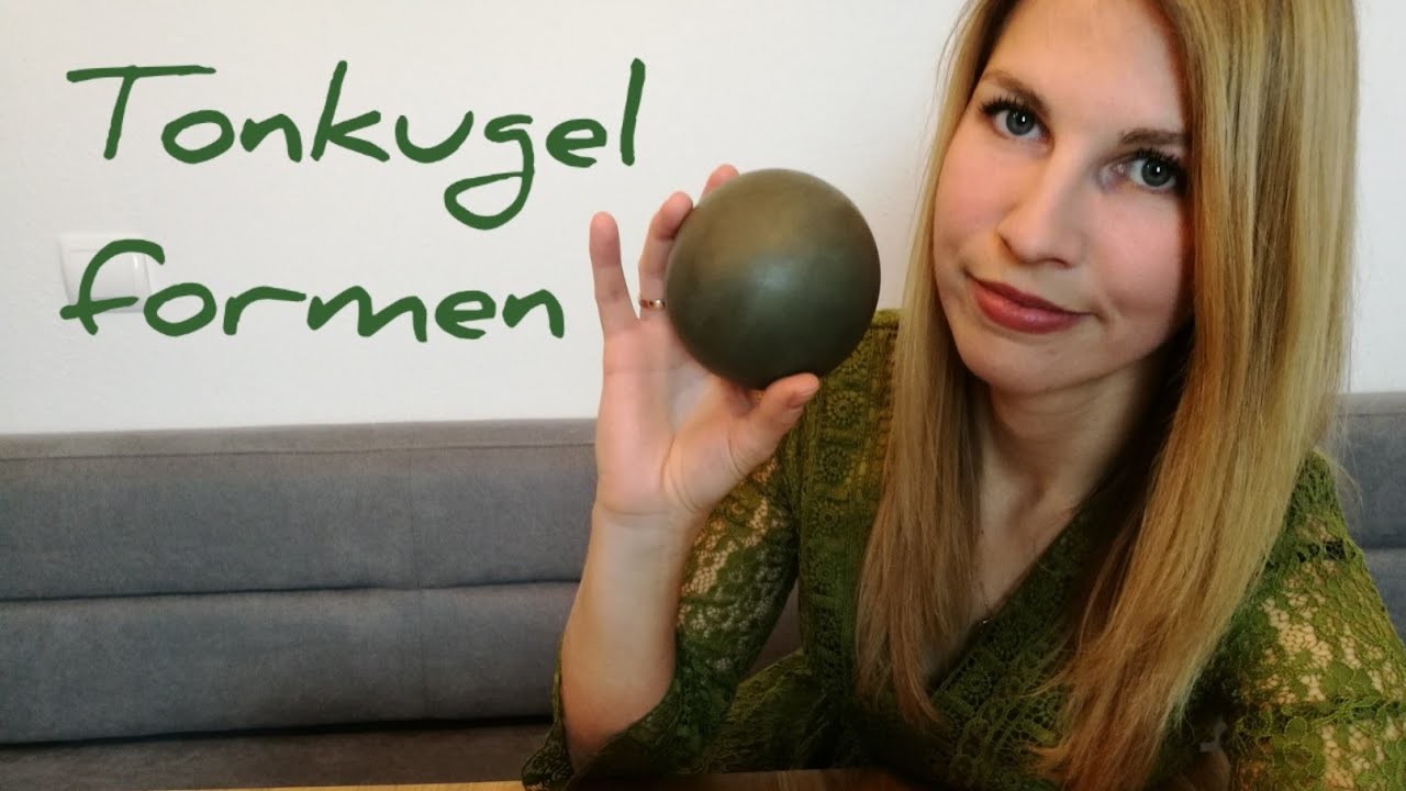 Töpfern: Kugel aus Ton formen mit einer Styroporkugel. Sphere out of clay with a ball of styrofoam