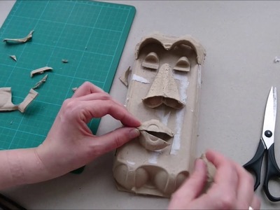 "Holz"-Masken aus einem Eierkarton basteln (Tutorial des Schloßmuseums Murnau)