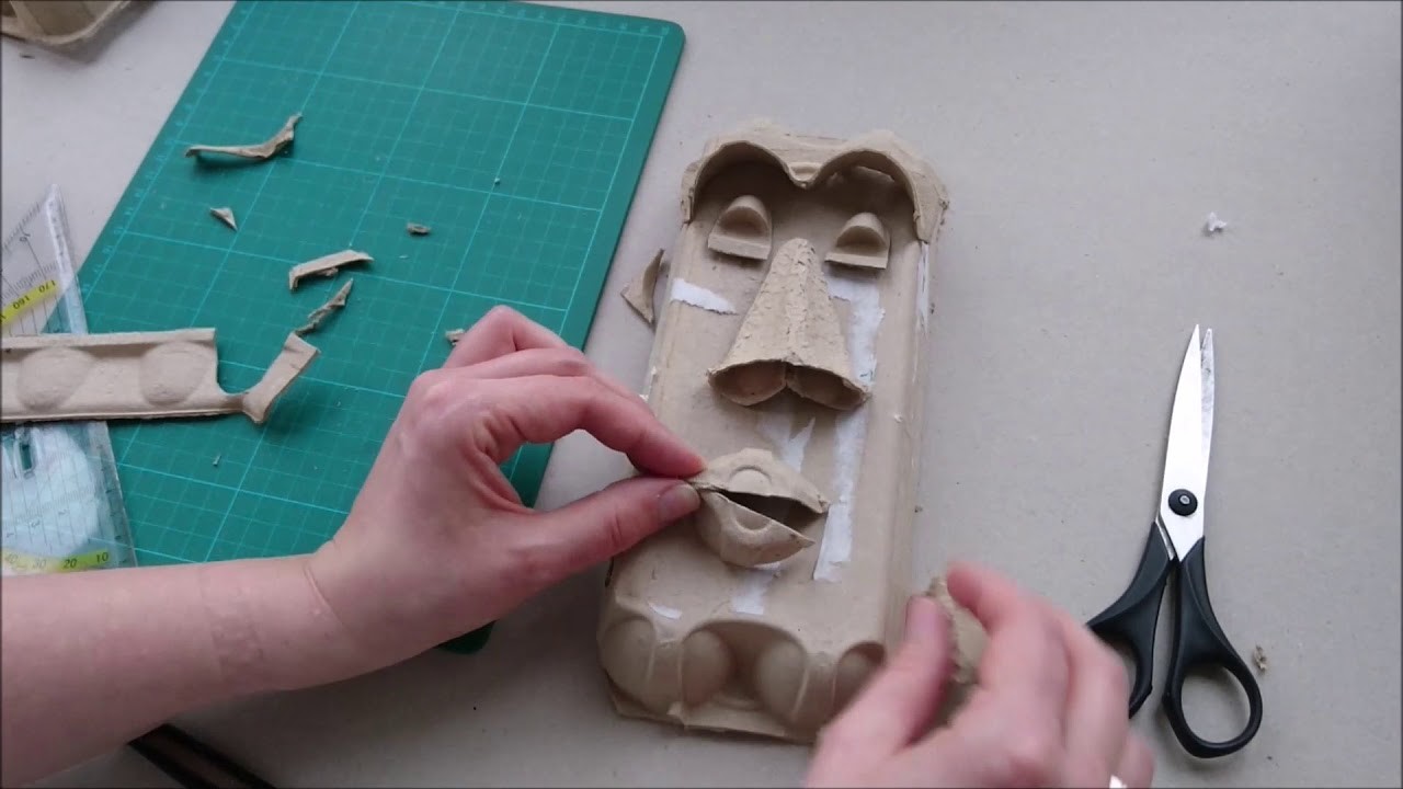 "Holz"-Masken aus einem Eierkarton basteln (Tutorial des Schloßmuseums Murnau)