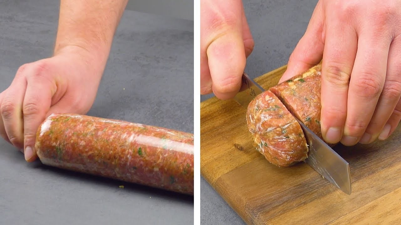Leg die Hackfleischrolle in den Gefrierschrank! Daraus werden saftige Mini-Cheeseburger