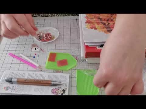 Stifte zum Straßsteinchen, Bastelkonfetti setzen usw. Helfer auf'm Bastel-Tisch. 16.05.2021