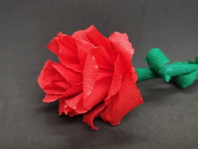 Rose aus Krepppapier basteln - DIY Papierrose basteln mit Papier