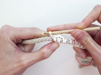 Wie man einfach um eine Faser herumhäkelt | We Are Knitters