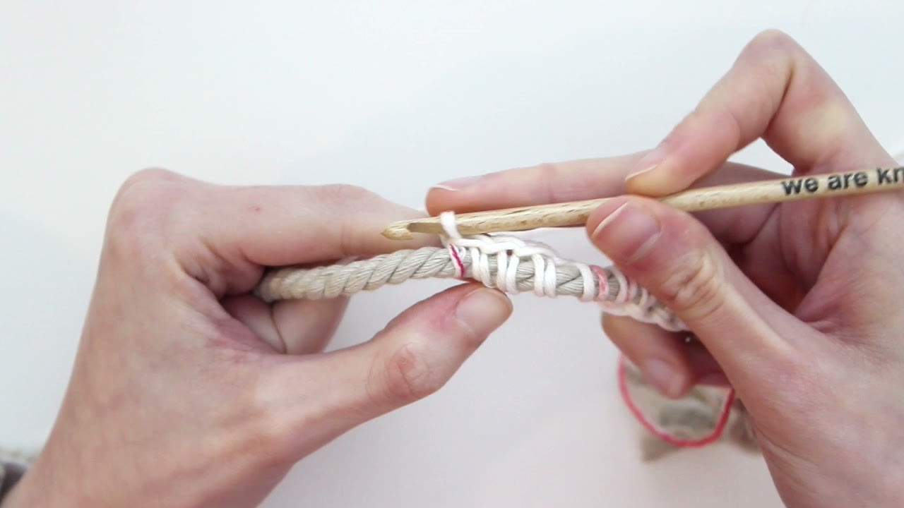 Wie man einfach um eine Faser herumhäkelt | We Are Knitters