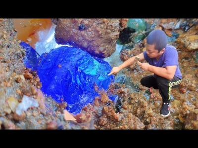 Large sapphires and colored agates are encased in transparent volcanic crystals.钻石