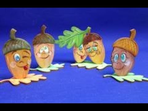 Eicheln aus Holz mit lachenden Gesicht