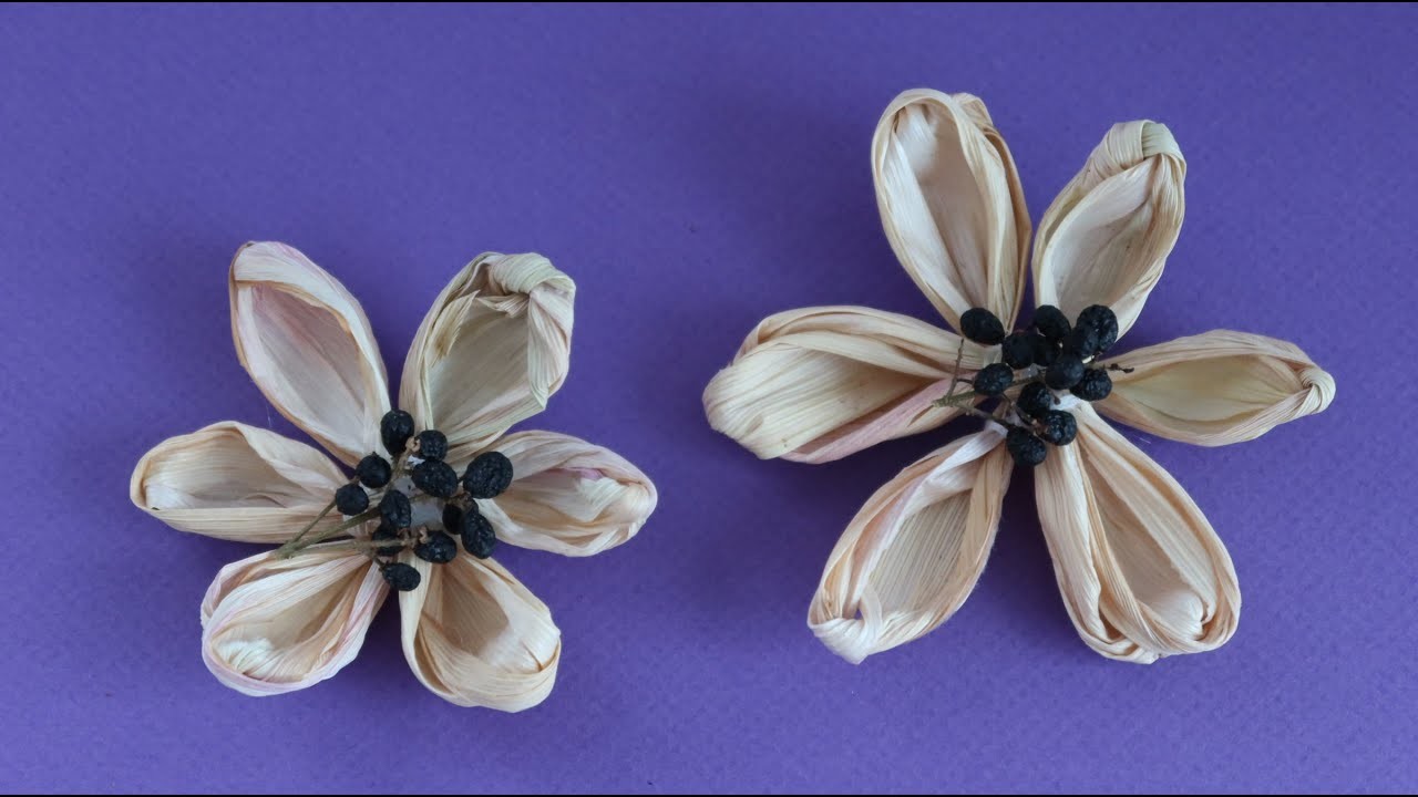 Blume basteln aus Maiskolbenblätter
